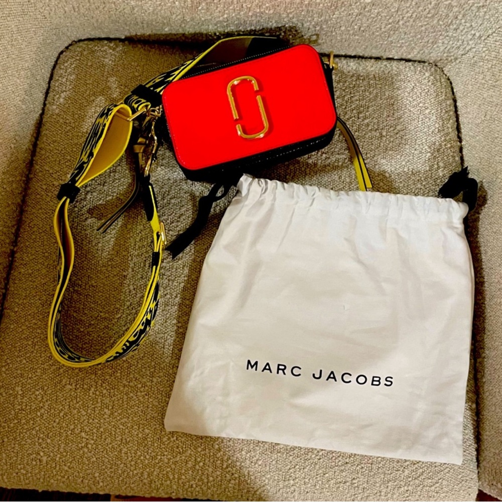 Marc Jacobs The Snapshot
with Marc Jacobs Signature Strap Poppy Red Multi